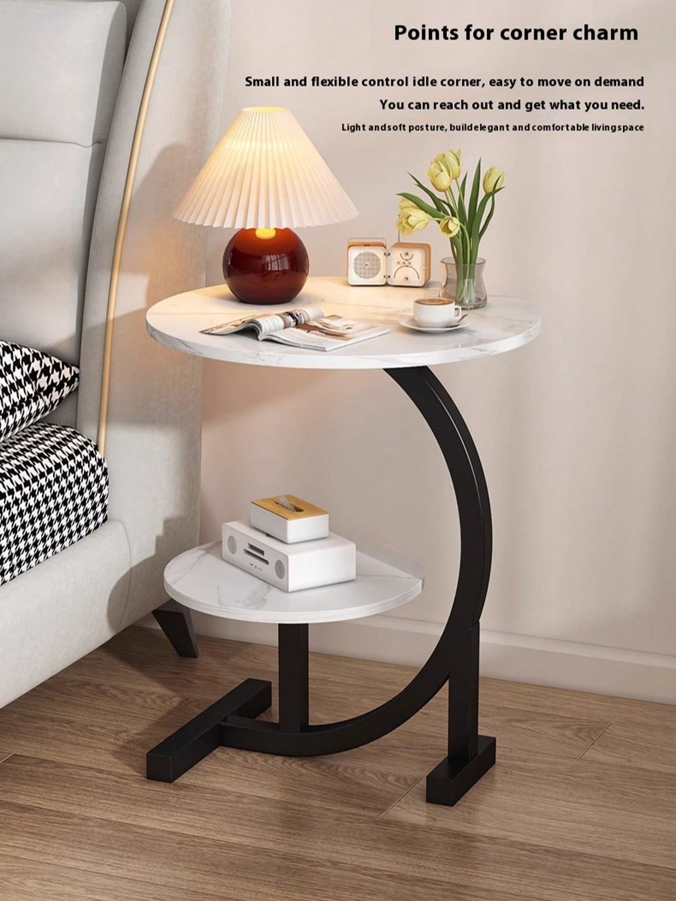 Desk Setup Shelves - 丸型C字型収納テーブル（下段棚付き）- 無垢材とMDF構造、省スペースのモダンクラシックデザイン、- 3.2立方フィートの収納スペースを備えた自立型ソファ/ベッドサイドテーブル、リビングルームや寝室用のコンパクトな丸型エンドテーブル