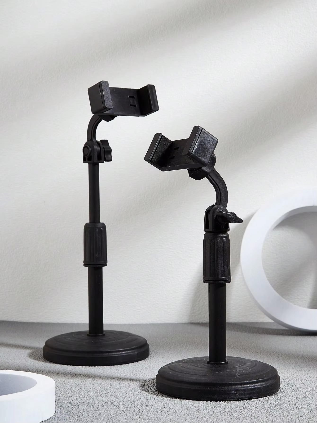 Desk Setup Table - 360 ° 回転式で滑り止め加工が施されたベース、折りたたみ式で高さ調節可能な、柔軟性のあるスマートフォンスタンド。複数のスマートフォンでのライブ配信に最適。