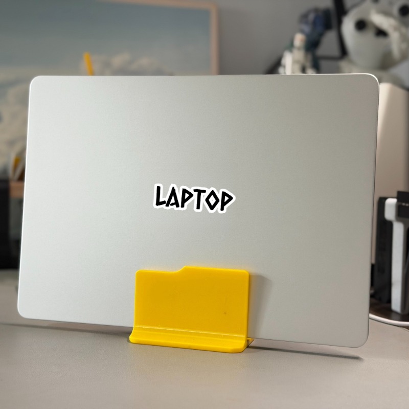 Vertical Laptop Stand - 1個入り、縦型ノートパソコンスタンド。デュアルスロット式で、デスクトップに設置できるノートパソコンホルダー。省スペース設計で、タブレットやデスクトップの整理整頓にも役立つ。