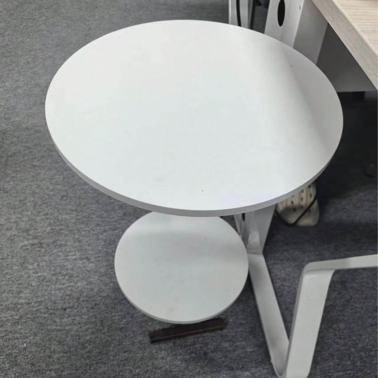 丸型C字型収納テーブル（下段棚付き）- 無垢材とMDF構造、 - Desk Setup Shelves のレビューと価格